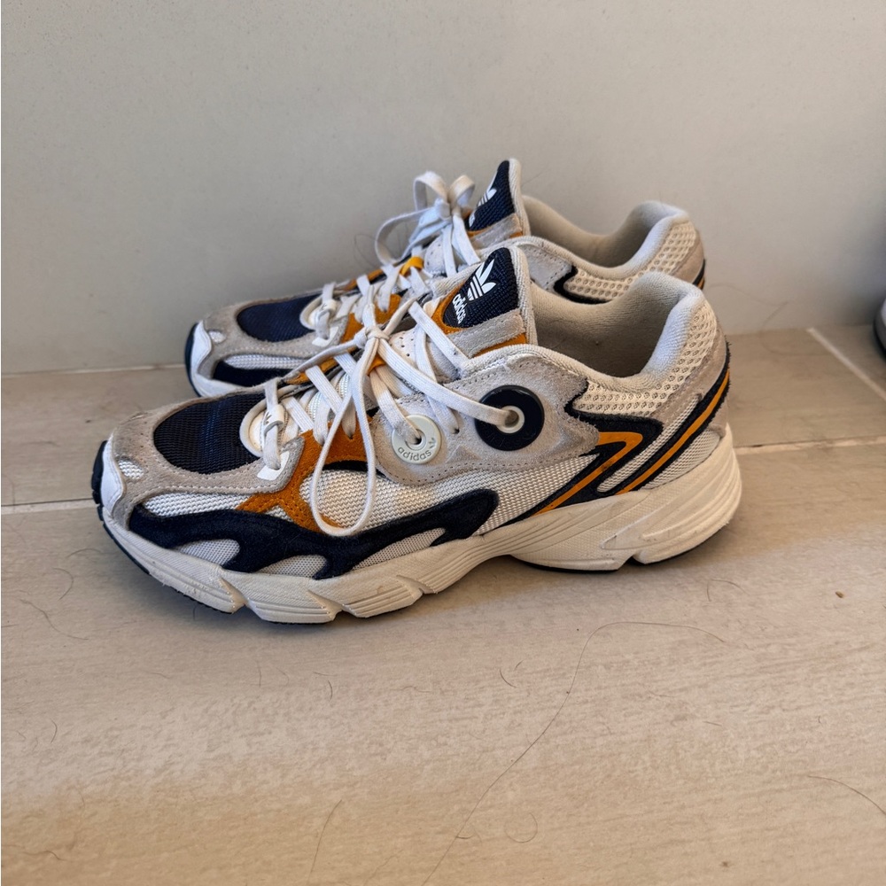 adidas Astir
Legend Ink Collegiate Gold (Women's)